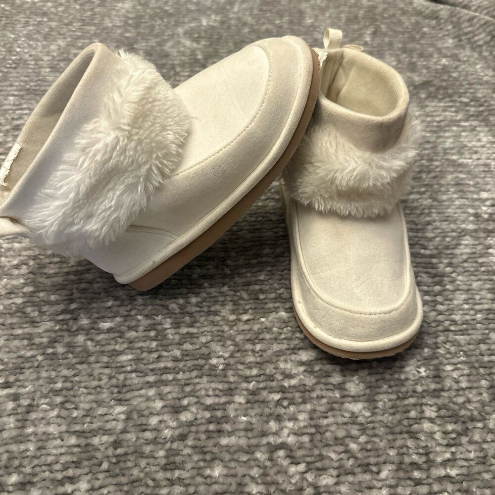 Crazy 8 white fur trimmed girls boots size 10